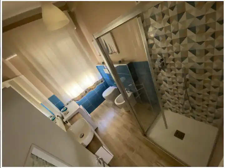 cortile bagno appartamento sul mare Cecina