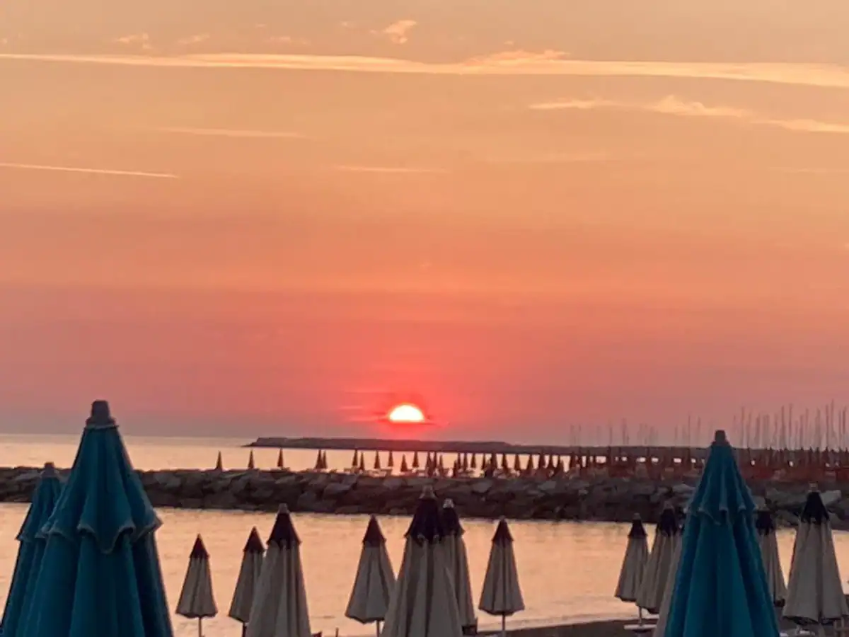tramonto sul mare tramonto appartamento sul mare Cecina